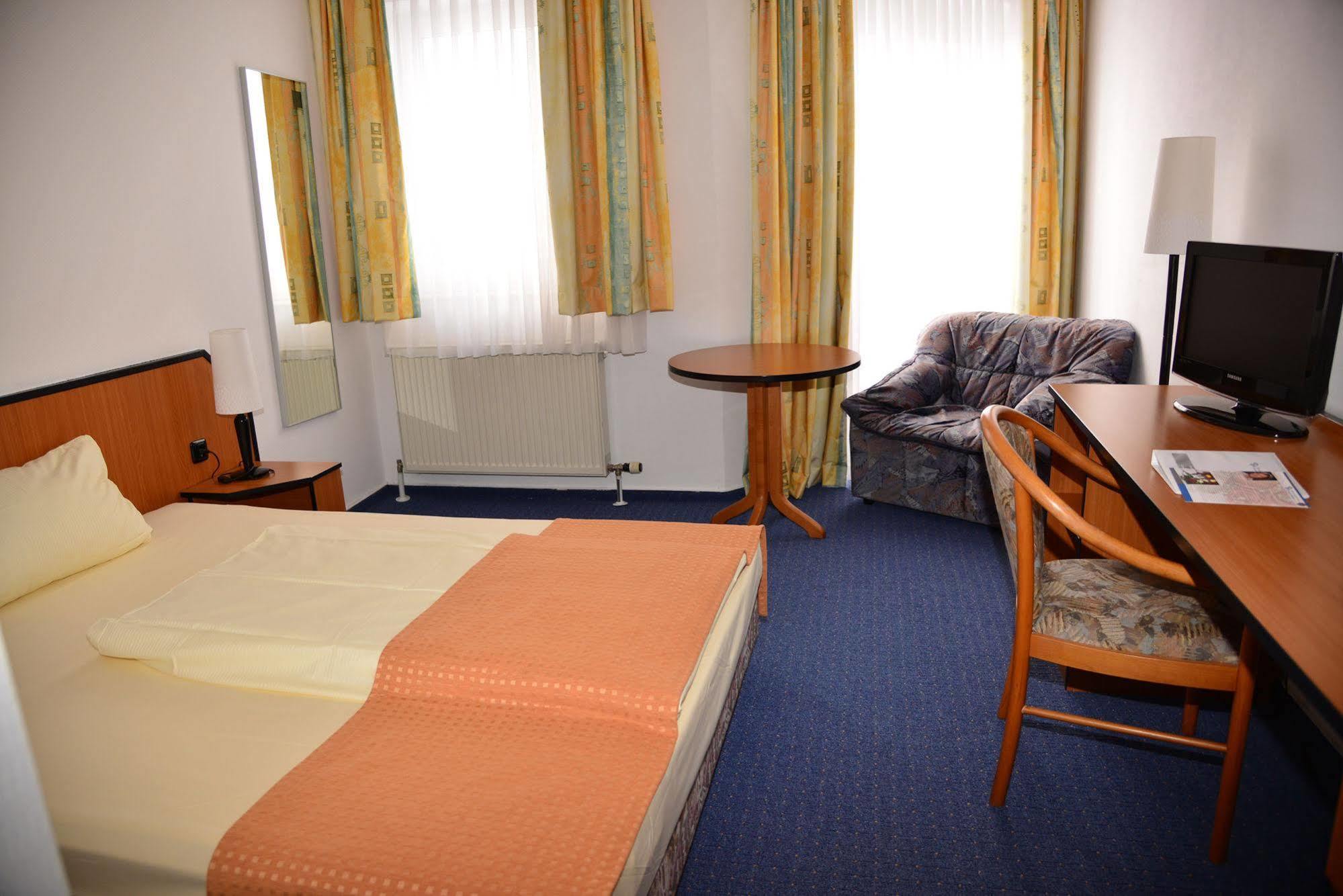Trip Inn Kongresshotel Frankfurt-Родгау Экстерьер фото
